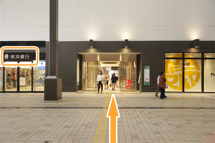 こちらの入口（横浜銀行が目印です）からビルに入り、通路の奥まで直進します。